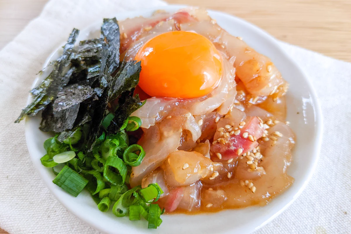 お箸が止まらない美味しさに仕上がる？！「鯛のお刺身」を使った、混ぜて乗せれば完成の簡単レシピ！