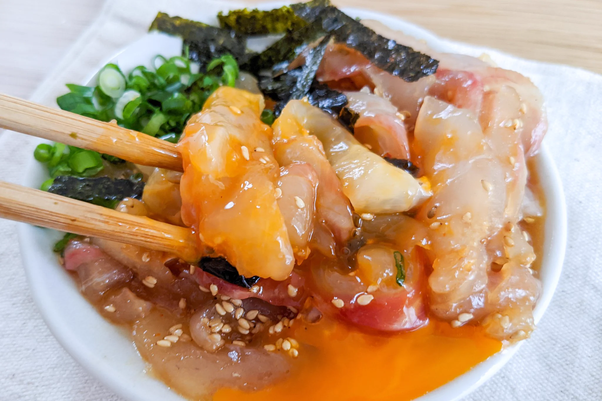 お箸が止まらない美味しさに仕上がる？！「鯛のお刺身」を使った、混ぜて乗せれば完成の簡単レシピ！