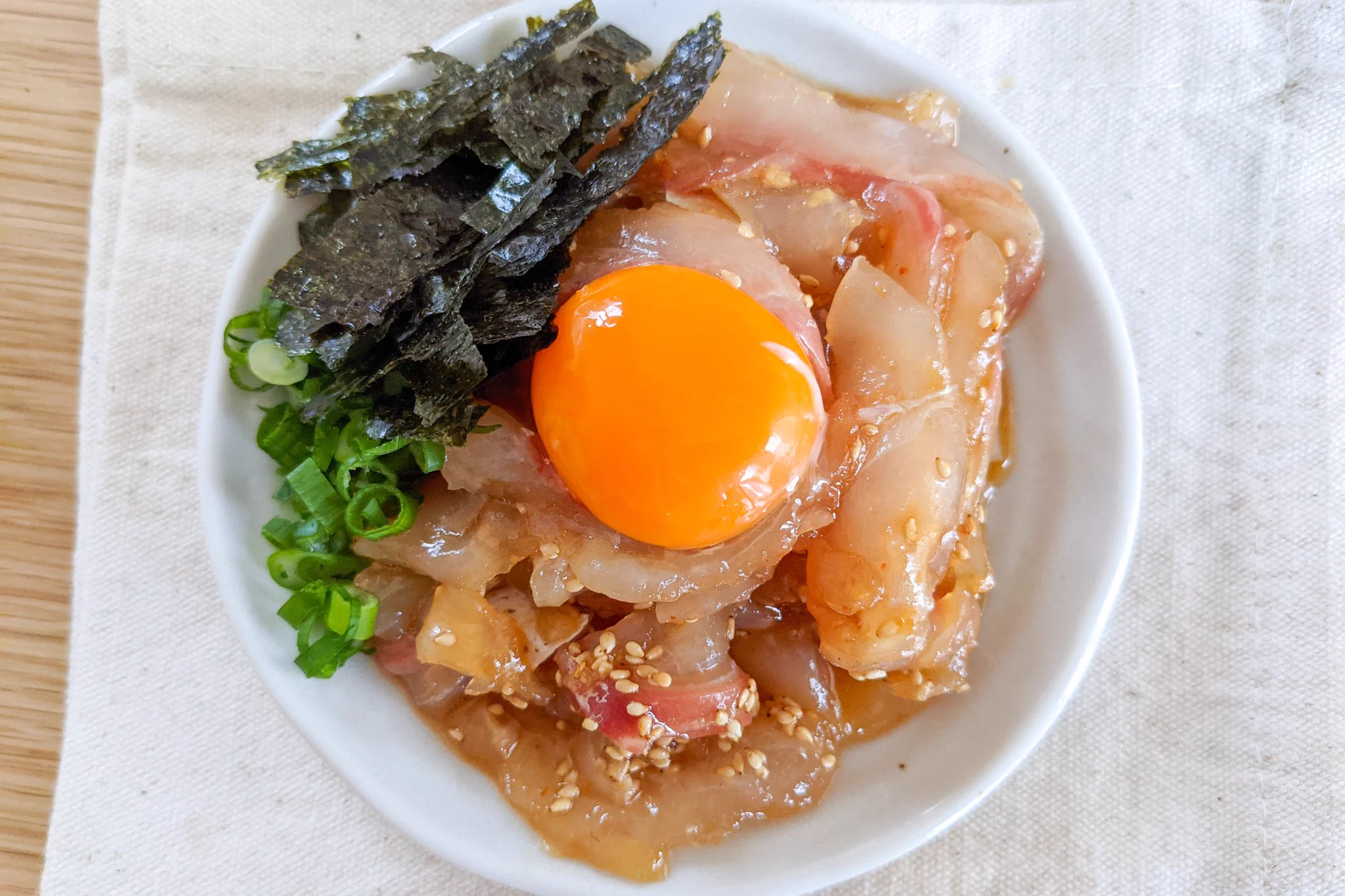 お箸が止まらない美味しさに仕上がる？！「鯛のお刺身」を使った、混ぜて乗せれば完成の簡単レシピ！