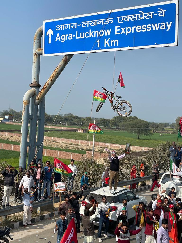 ankitchandelbjp's tweet photo. गठबंधन में पड़ गयी दरार 
साइकिल आत्महत्या को तैयार

@yadavakhilesh https://t.co/ucllG0XTjU