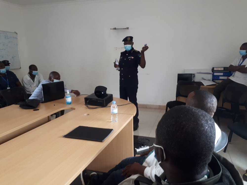 Kirehe_Hospital's tweet photo. Ishami rya Polisi y'u Rwanda  rishinzwe ubutabazi no kurwanya inkongi y'umuriro (RNP Fire Safety &amp; Rescue Brigade) ryahuguye abakozi b'Ibitaro by'Akarere ka Kirehe ku bigendanye no gukumira no kurwanya inkongi y'umuriro https://t.co/mY8Qo7wguO
