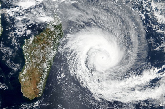 3CatInfoelTemps's tweet photo. El cicló tropical #Batseri deixa una dotzena de ferits a la Reunió i afectarà #Madagascar aquest cap de setmana ▶ https://t.co/DhmaVuXAFm #ElTempsTV3 https://t.co/7f2faMNfj1