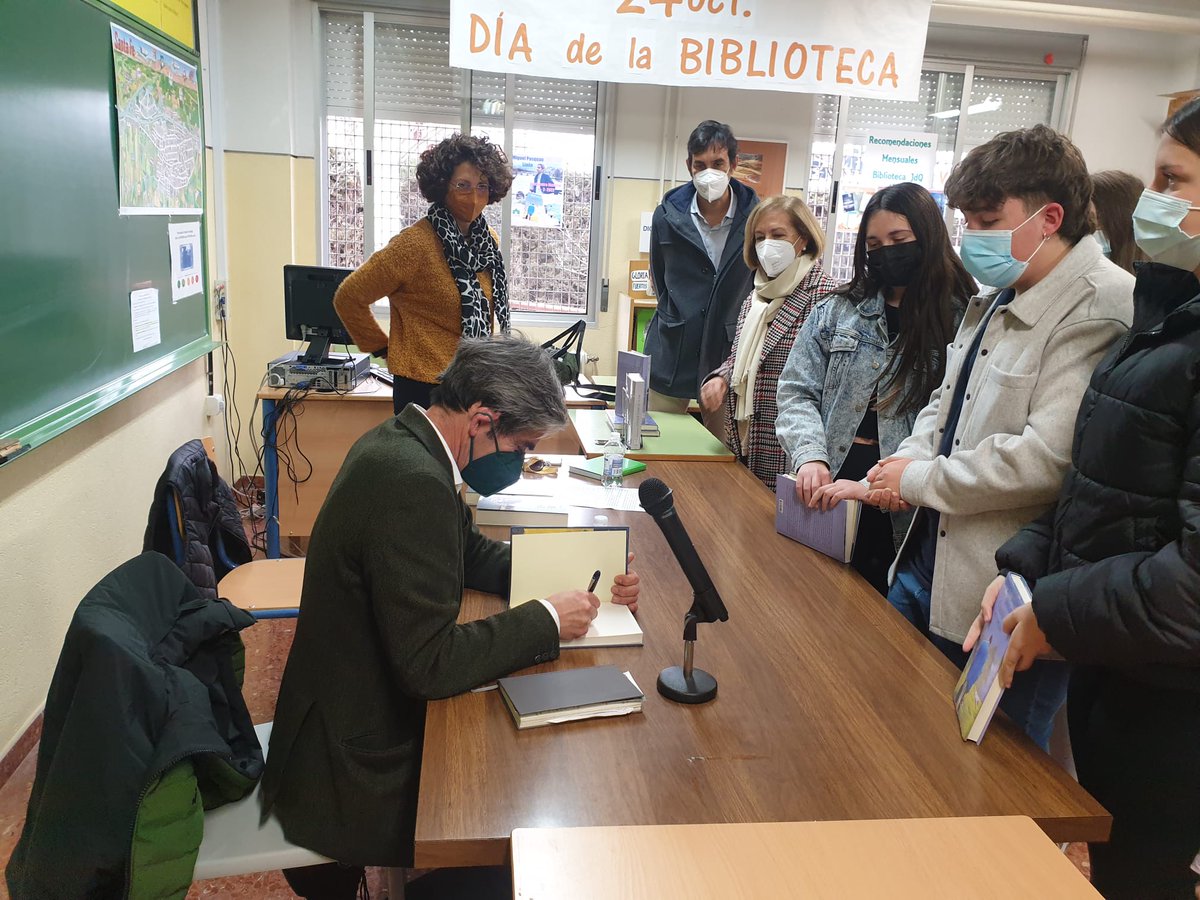 IES_JdQ's tweet photo. Hoy nos ha acompañado @miguelpasquau, autor Ubetense afincado en Granada, que ha participado en un encuentro con el alumnado de 1º de Bachillerato. Ha señalado la importancia de la lectura como ejercicio de nuestra libertad y como un placer. Gracias Miguel. https://t.co/4G7rlu5kH1