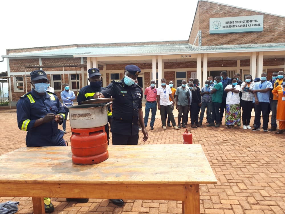 Kirehe_Hospital's tweet photo. Ishami rya Polisi y'u Rwanda  rishinzwe ubutabazi no kurwanya inkongi y'umuriro (RNP Fire Safety &amp; Rescue Brigade) ryahuguye abakozi b'Ibitaro by'Akarere ka Kirehe ku bigendanye no gukumira no kurwanya inkongi y'umuriro https://t.co/mY8Qo7wguO