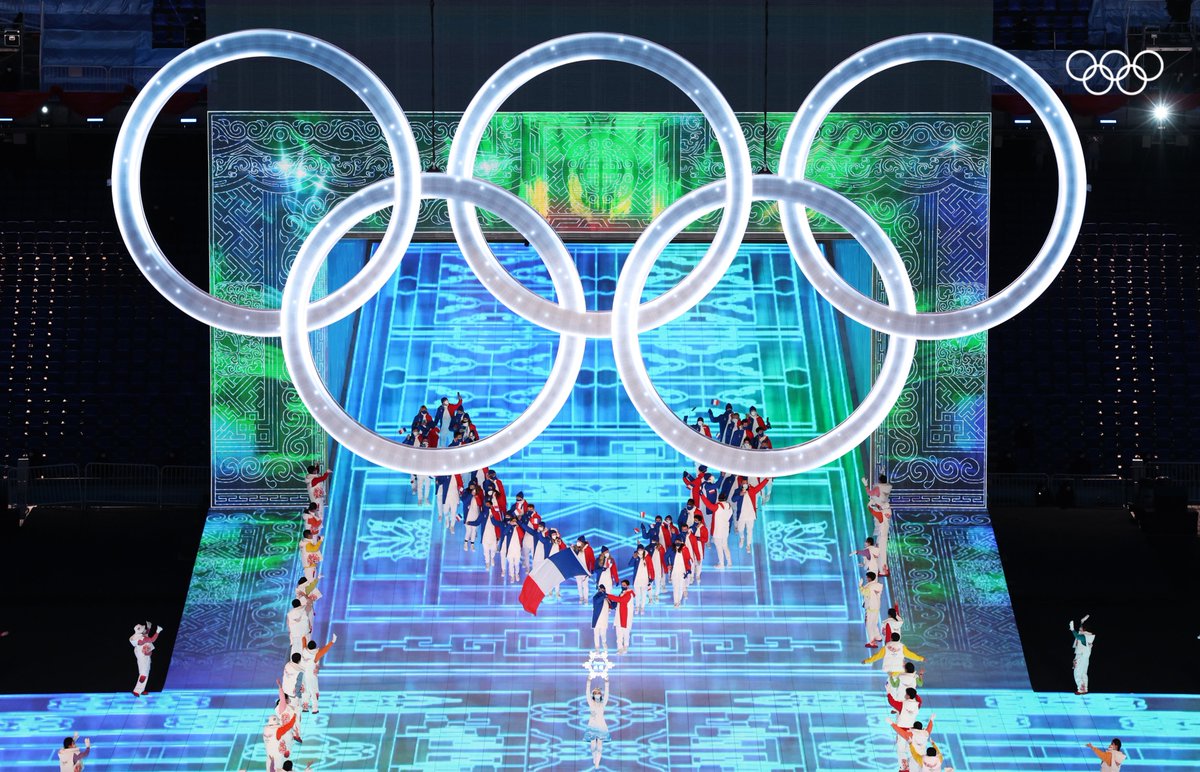 Ne serait-ce pas un V <a href="/EquipeFRA/">Equipe France</a> ? 🤔

#CérémoniedOuverture I #Beijing2022