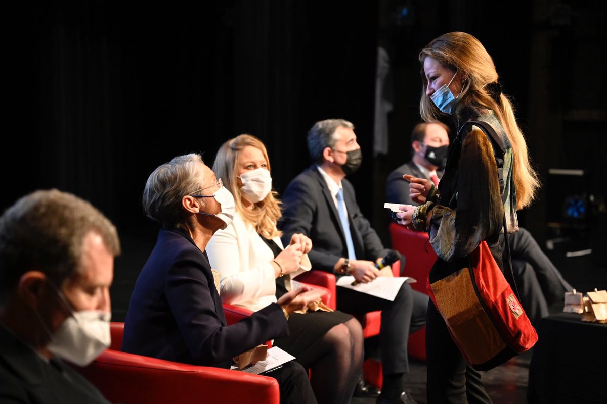 Elisabeth_Borne's tweet photo. Fière de présenter avec @NadiaHAI78 et @ThibautGuilluy les acteurs locaux qui accompagneront les jeunes marseillais dans leur projet entrepreneurial.

3M€ seront mobilisés pour aider les associations à identifier et orienter ces jeunes vers ces dispositifs. #MarseilleEnGrand https://t.co/pIuo0gaXAg