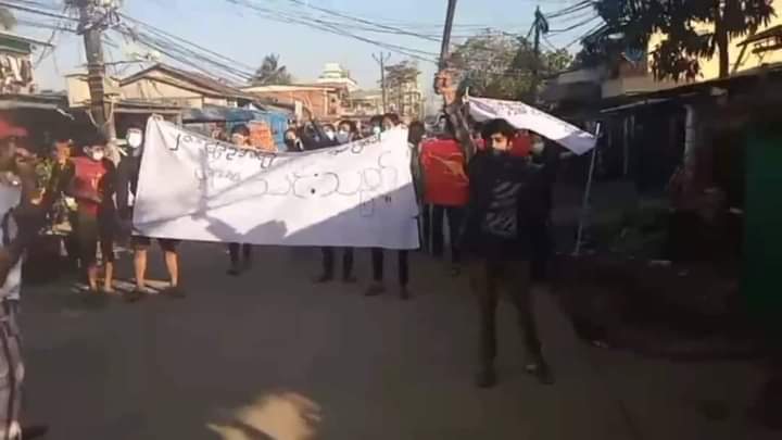 b3rry_y's tweet photo. Students marched in North Okkalapa, Yangon as an anti-military dictatorship rally strike today.

#WarCrimesOfJunta #2022Feb4Coup
#WhatsHappeningInMyanmar https://t.co/AnlQytYYYf