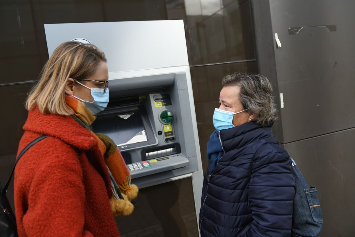 Carolalon1's tweet image. Los vecinos de La Poveda, en Arganda, no tienen ningún cajero automático en su barrio. 

6.000 habitantes que para hacer cualquier gestión bancaria tienen que recorrer más 5km.

Así están hasta 37 municipios de la Comunidad, aunque luego el Gobierno mienta diciendo lo contrario.