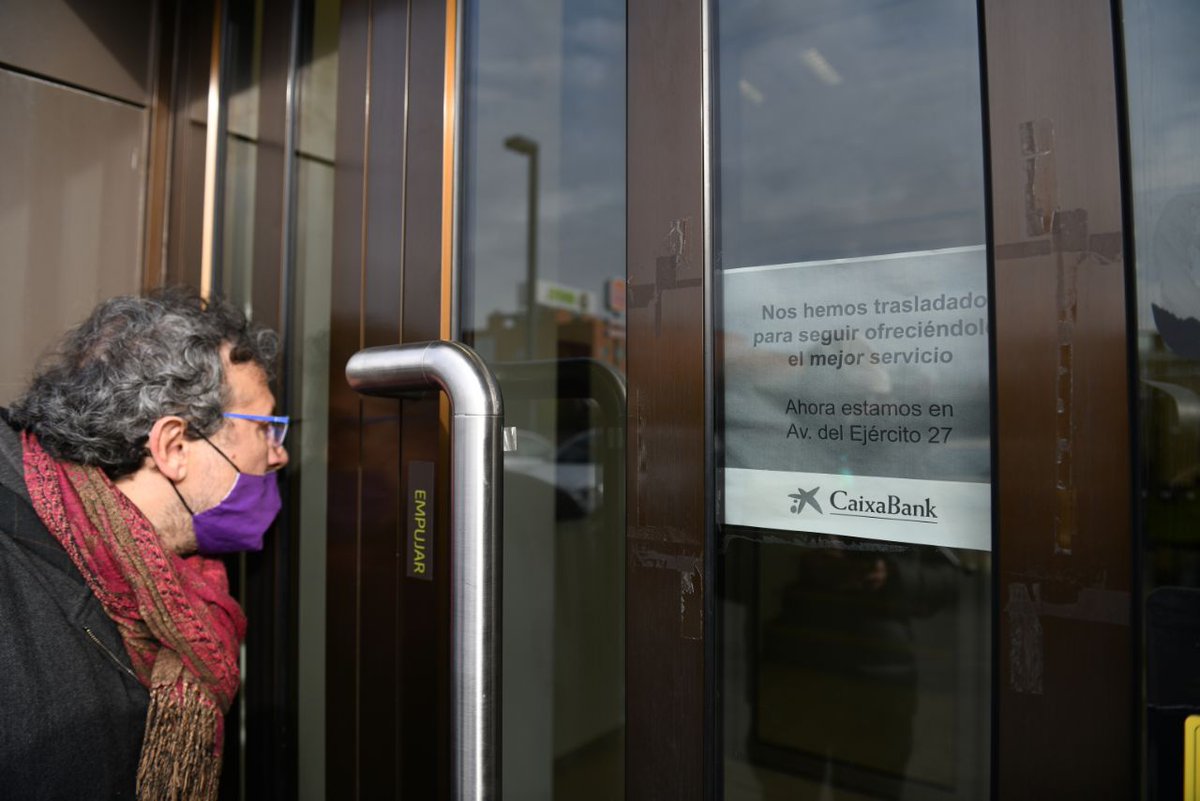 Carolalon1's tweet image. Los vecinos de La Poveda, en Arganda, no tienen ningún cajero automático en su barrio. 

6.000 habitantes que para hacer cualquier gestión bancaria tienen que recorrer más 5km.

Así están hasta 37 municipios de la Comunidad, aunque luego el Gobierno mienta diciendo lo contrario.