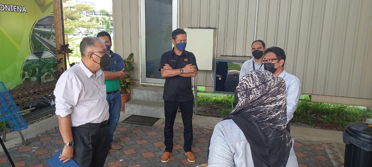 04/02/2022, Jumaat, 3.00petang | Lawatan oleh Y.Bhg. @DatoZahimi , Ketua Pengarah Pertanian, <a href="/myDOA_HQ/">Jabatan Pertanian Malaysia 🇲🇾</a> ke Pusat Pertanian Pintar <a href="/BpitSelangor/">BPIT Selangor</a> meninjau perkembangan pelaksanaan pemerhatian projek “Veggie Factory” tanaman sayur daun 🥬 dan kontena cendawan 🍄.
