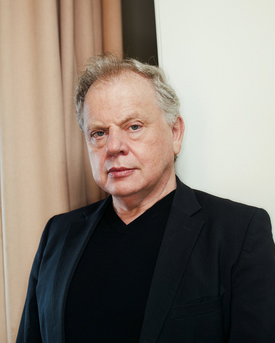 Als iedereen zijn eigen waarheid heeft, dan bestaat er geen onwaarheid meer, stelt schrijver <a href="/Bjheijne/">Bas Heijne</a> in zijn essay Mens/Onmens. Met als consequentie dat we verleren naar elkaar te luisteren, het ontmenselijkt ons.
Lees het interview op: human.nl/2doc-kort/lees…
#2DocKort