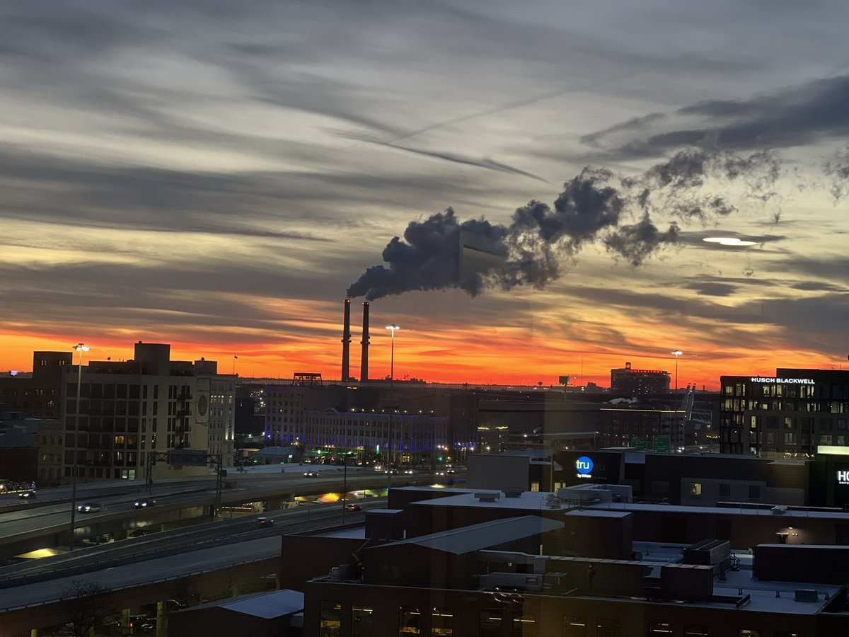 OpelikaEconomic's tweet photo. @BobVanDillen take a look at this beautiful Milwaukee sunset https://t.co/O20u4vZCno