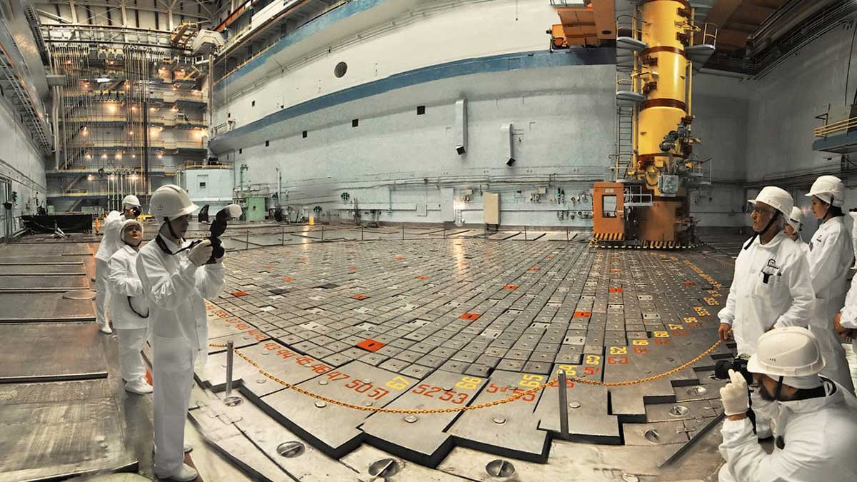 Атомный реактор чернобыльской аэс. Аэс припять 4 энергоблок. Радиологических лабораторий чаэс 1986. Ядерный реактор 4 энергоблока чаэс. Как выглядит атомная станция.