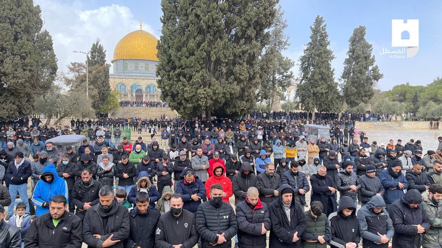 IFyou_611's tweet photo. 🇵🇸 Sekitar 40.000 jamaah Palestina menunaikan shalat Jumat, di Masjid Al-Aqsha, di Al-Quds, hari ini dalam cuaca hujan.  ❤

#SaveAqsha
#FreePalestine ❤🇵🇸 https://t.co/b4S3IGMJyi
