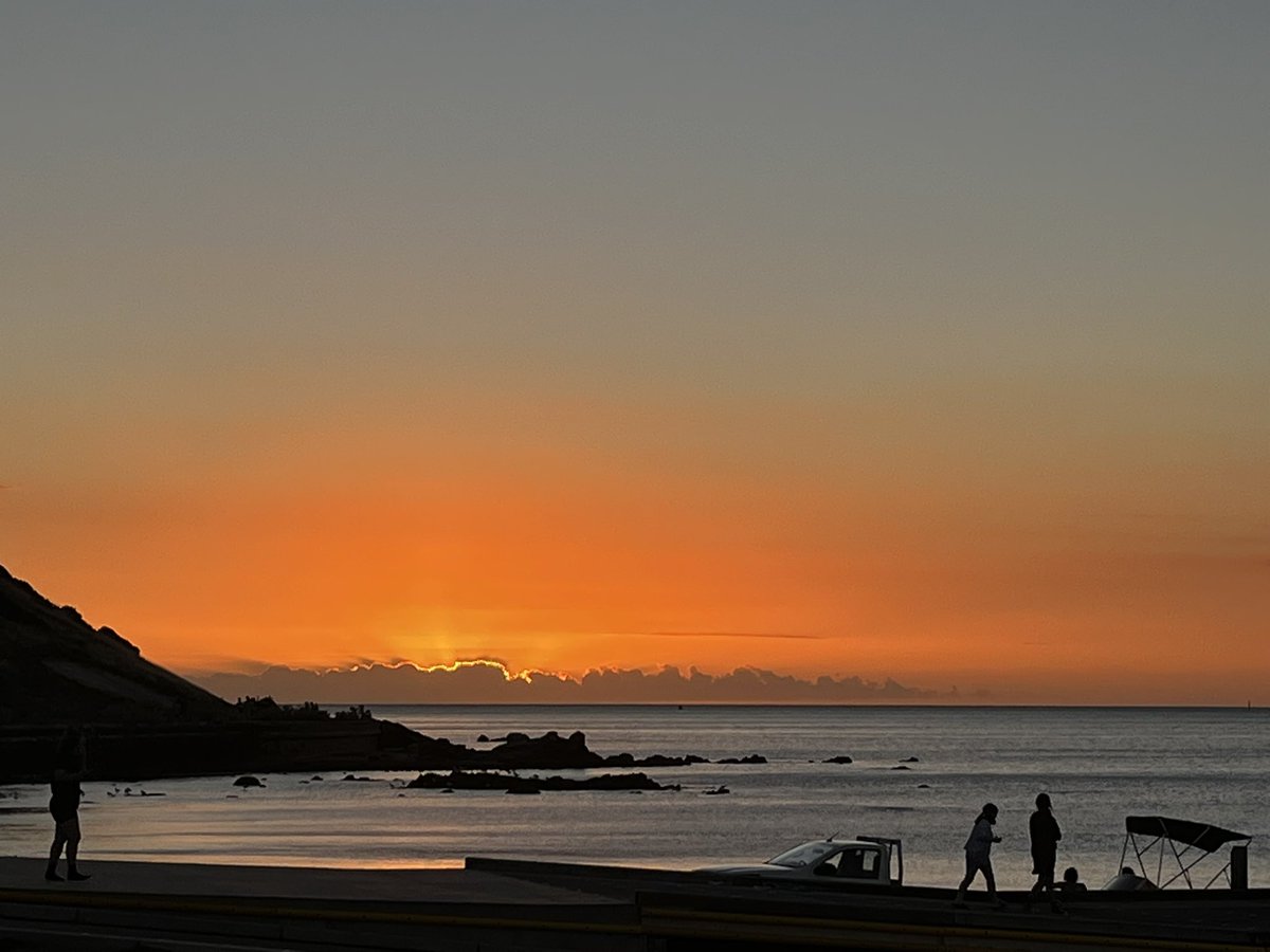 puggle01's tweet image. Hello twitterverse I think I’ve finally figured out how to turn on my notifications.  Would someone mind liking this tweet so I see if my iphn notifies me?  Here’s a sunset to say thank you 🥰