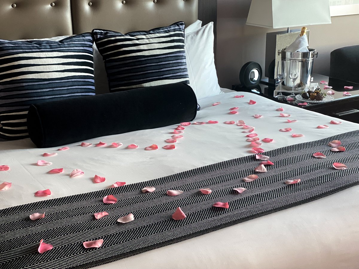 Indulge in the ultimate Valentine's Day getaway! @TrumpChicago delivers the perfect backdrop to your time together with an array of packages perfect for two 🥂. Link below to explore their romantic offerings. bit.ly/3ulcUOP
