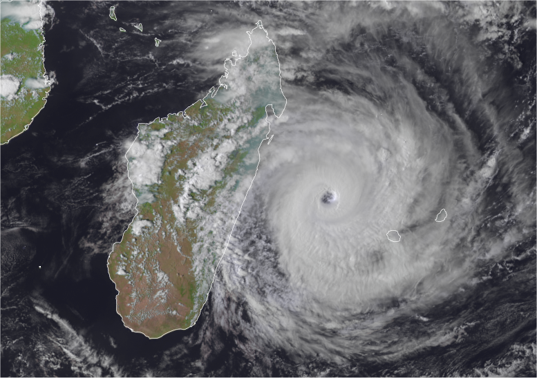 Le puissant cyclone #Batsirai s'éloigne de #LaReunion et fait route vers #Madagascar. Une grande moitié sud de l'île va être directement concernée par les effets du cyclone. 