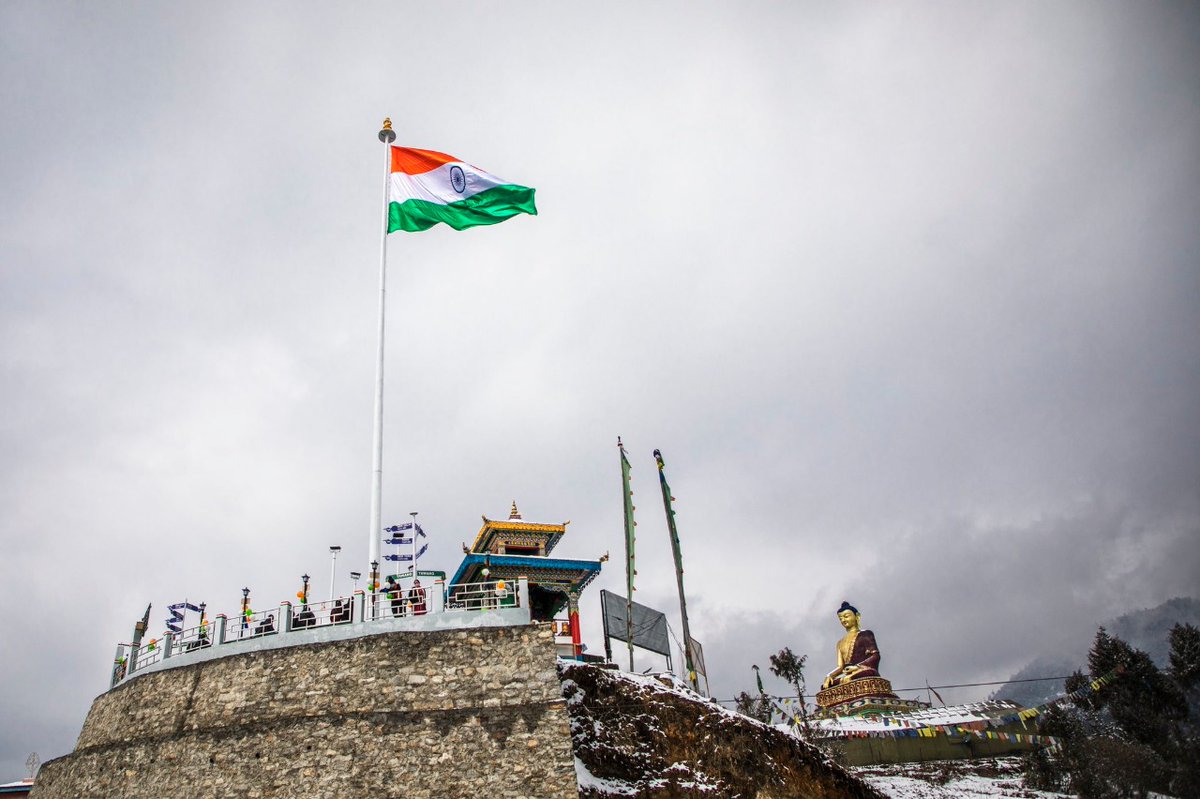 PiyushGoyal's tweet photo. झण्डा ऊँचा रहे हमारा,
विजयी विश्व तिरंगा प्यारा 🇮🇳

A spectacular 104 ft tall National Flag gets hoisted in Tawang, Arunachal Pradesh.

At an altitude of 10,000 ft, the monumental tricolour is the second highest in the country. https://t.co/uHeUCeynBe