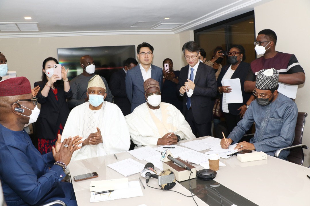 officialNEPZA's tweet photo. Prof. Adesoji Adesugba MD NEPZA today coordinates the signing of an MoU between @ladol_freezone and SHI-MCI FZE, thereby ending their dispute.
#NEPZA #Ladol #Samsung #NigeriaLogisticsCompany #logistics #oilandgas #Nigeria #FreeTradeZone https://t.co/QQ1D3pmklp