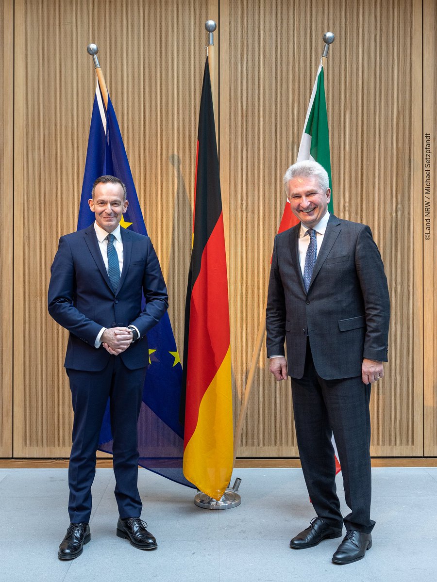 WirtschaftNRW's tweet photo. Das Ziel ist klar: Per #ClickinsAmt. 🖱Minister @A_Pinkwart tauschte sich heute mit Bundesminister für Digitales und Verkehr @Wissing und M.  Wansleben (@DIHK_News) aus, um die digitale Transformation von #Wirtschaft und #Verwaltung voranzutreiben. 👇 @BMDV_bund https://t.co/2DYEEzRbmK