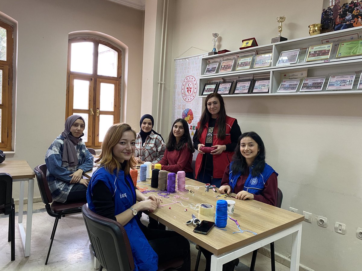 GSB_SivasGM's tweet photo. Gönüllü gençlerimiz iş başında 🥰🥳

Gideceğimiz her okulda gönül bağımız daha da güçlensin,çocukların yüzü her zaman gülümsesin diye “Bir Bileklik Bin Mutluluk” projemize hız kesmeden  devam ediyoruz 😇👍
#GönüllülükKulübü 
#SevgiveMerhametTimi https://t.co/9iZtWv2kEP
