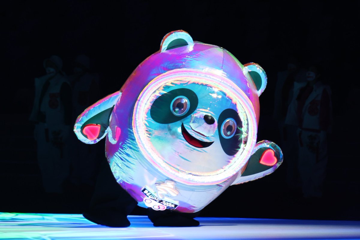 Olympics's tweet photo. #BingDwenDwen ↔️ BLING Dwen Dwen

#Beijing2022 #OpeningCeremony https://t.co/38gL6Rn1wh