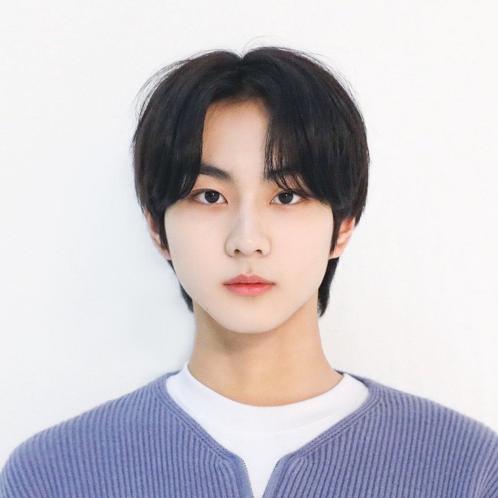 피어싱주렁주렁금발캐                  깔끔단정흑발캐
진짜생긴것도스타일도정반대라오만배더흥미로와