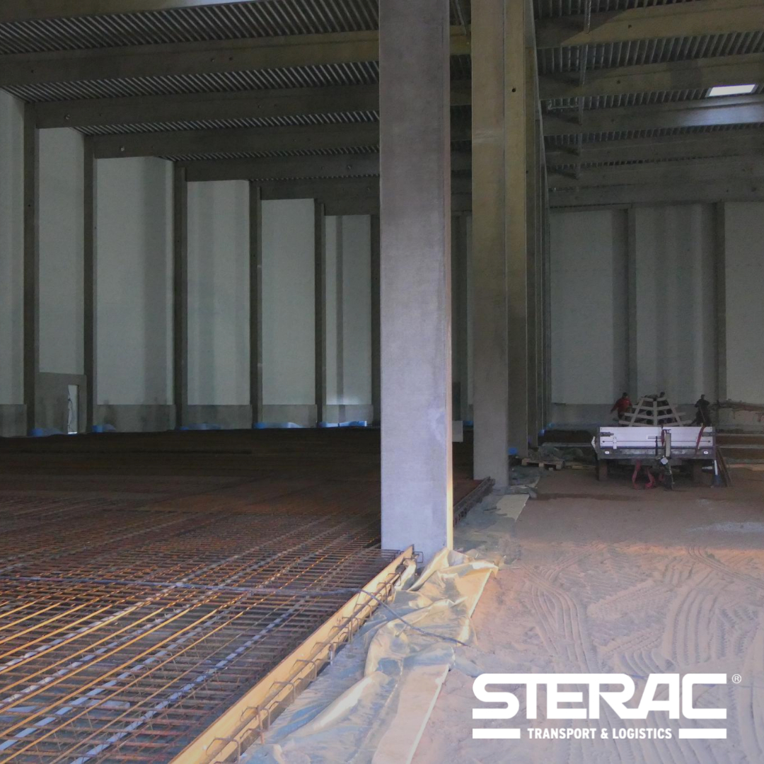 📸 STERAC - Bild der Woche 
Während unsere neue Lagerhalle von außen betrachtet schon einiges hermacht, steht nun der Innenausbau an. Letzte Woche rollten die Betonmischer an, um die Betonsohle im Halleninneren zu gießen. Ein spannendes Schauspiel 🤩
#logistik #bauprojekt