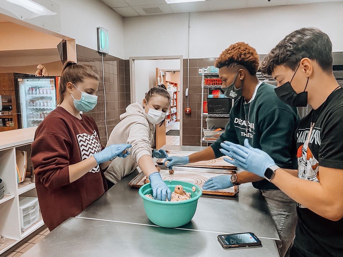 DSPThetaPi's tweet photo. Our VP of Community Service held a special event last week at the Ronald Mcdonald House in Toledo, OH. Our brothers worked together to provide and cook meals for families.Thank you to the foundation and our brothers that took time to give back to our community 😊 https://t.co/evUPTNHy8V