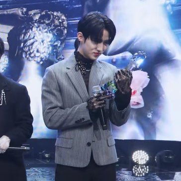 CEOyeohong's tweet photo. remember when changgu opened up to us? How he's felt a suppressed envy for those countless groups he's passed by holding their trophies, overjoyed in their win? Now he doesn't have to feel that anymore 🥺 https://t.co/d5XQ7hF5PL
