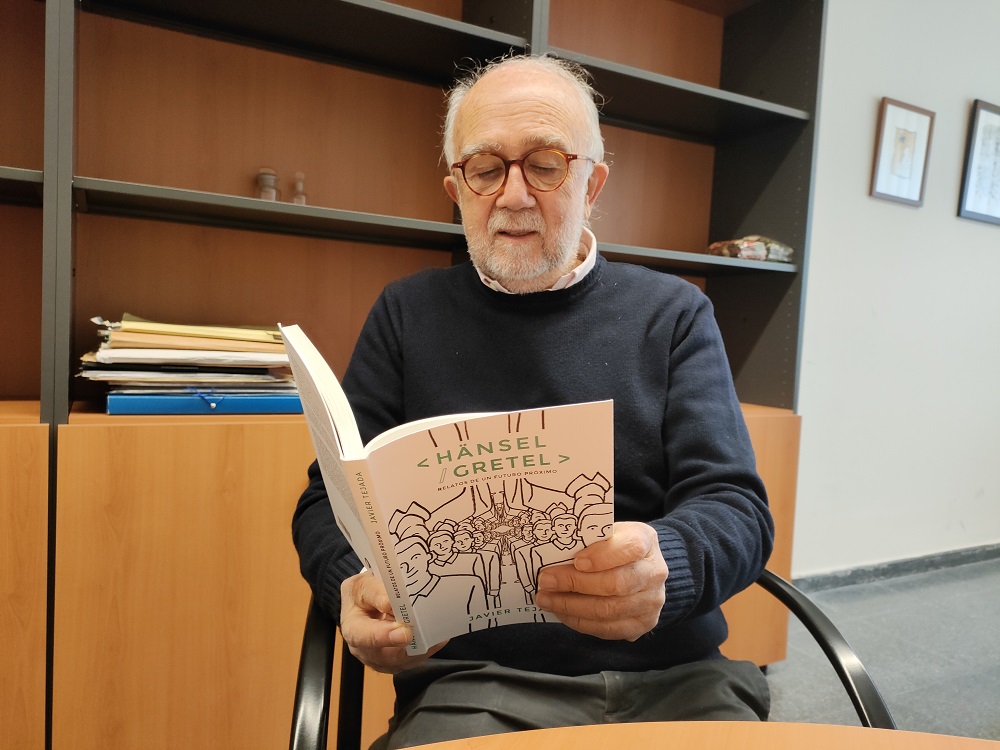 Facultat de Física UB (@fisicaub) on Twitter photo “Tot el que m’expliquen Hänsel y Gretel és tot el que m’he imaginat que serà el futur” –diu Javier Tejada, científic de la Facultat de Física de la #UniBarcelona, sobre el seu llibre de relats futuristes i pacifistes, publicat per <a href="/HanselGretelBCN/">#Hänsel* i Gretel* BCN</a>
🖱️bit.ly/3gltBS6 “Tot el que m’expliquen Hänsel y Gretel és tot el que m’he imaginat que serà el futur” –diu Javier Tejada, científic de la Facultat de Física de la #UniBarcelona, sobre el seu llibre de relats futuristes i pacifistes, publicat per <a href="/HanselGretelBCN/">#Hänsel* i Gretel* BCN</a>
🖱️bit.ly/3gltBS6