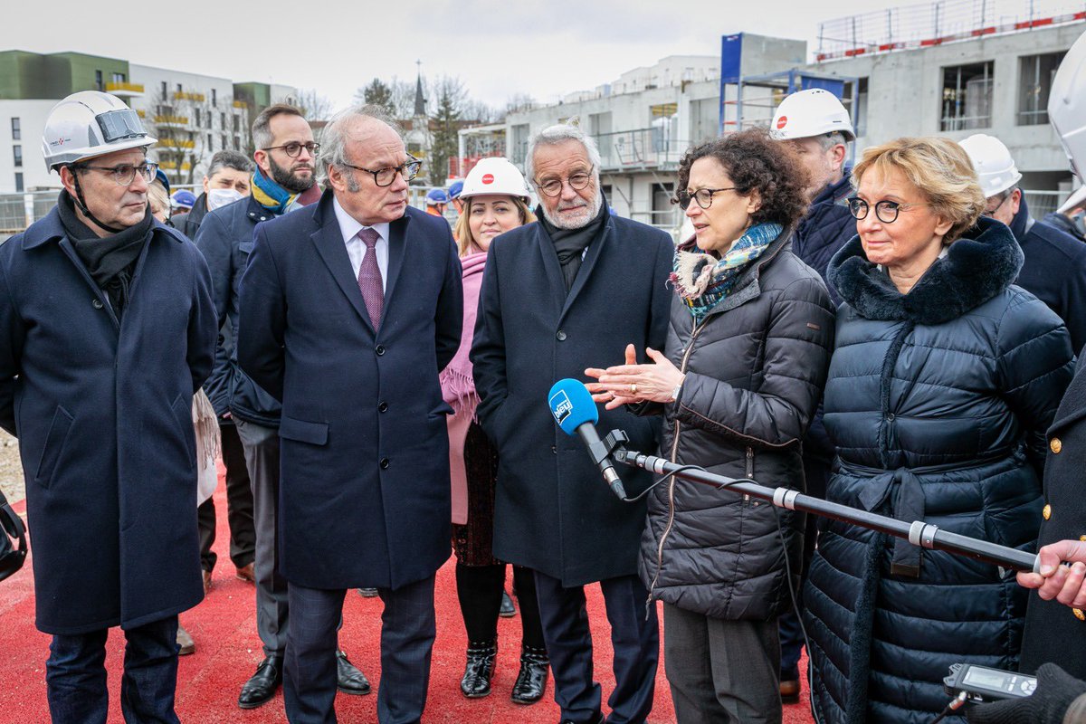 dijon4avecvous's tweet photo. Vos conseillers départementaux @bordatbenoit & @nurayAkpinar_i étaient aux côtés de @frebsamen & @EmmWargon sur l’ancien site #Terrot en plein renouvellement et construction qui proposera un Ehpad, une école d’architecture et de nombreux logements.
1/2⬇️ https://t.co/Qk2q0uwvfR