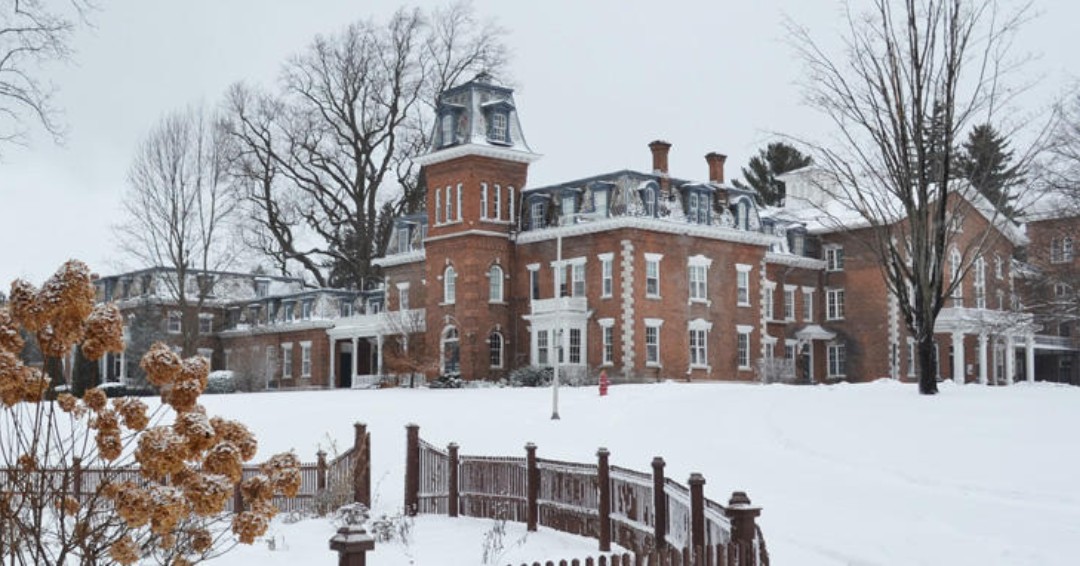 CycletheErie's tweet photo. Stay a night in this stunning mansion while biking the #ErieCanal ✨ The Oneida Community Mansion House is the historic home of the utopian #OneidaCommunity and is a #BikeFriendlyNY business 🚲 https://t.co/ZqCmSkn56q https://t.co/HwM6E5mWmw