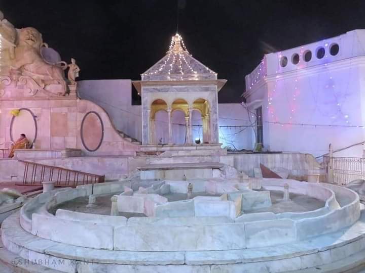 बसंती कमरा - वृन्दावन में बसन्त पंचमी पर साल में केवल एक बार खुलता है , जो कि निधिवन जी के समीप शाह जी मंदिर में है ...

उस दुर्लभ नजारे के दर्शन 💖