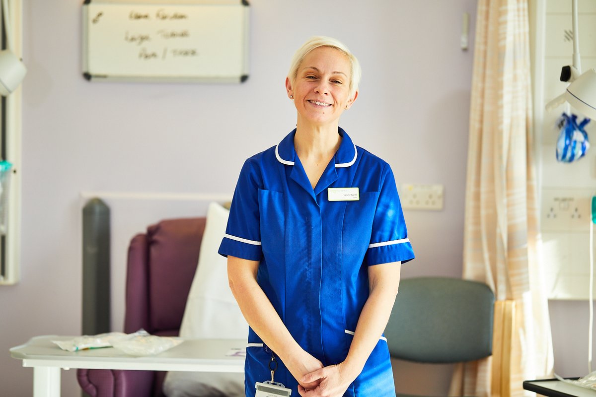LDShospcharity's tweet photo. To mark #WorldCancerDay, we wanted to say a BIG thank you to all of the staff at @OncologyLeedsTH, who go above and beyond to support people with cancer. 

Thanks to your donations, we're able to fund projects that help nurses like Sarah provide the best possible care. 💜 https://t.co/bdcYYkbf6H