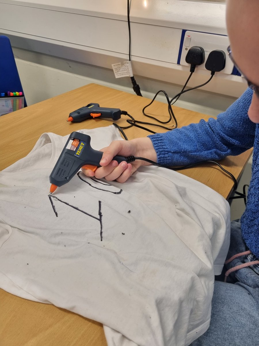 AshwoodYR5's tweet photo. We designed and decorated our own t-shirts for @NSPCC #NumberDay @AshwoodMaths @satrust_ #DREAMers https://t.co/NNsjq6qz2m