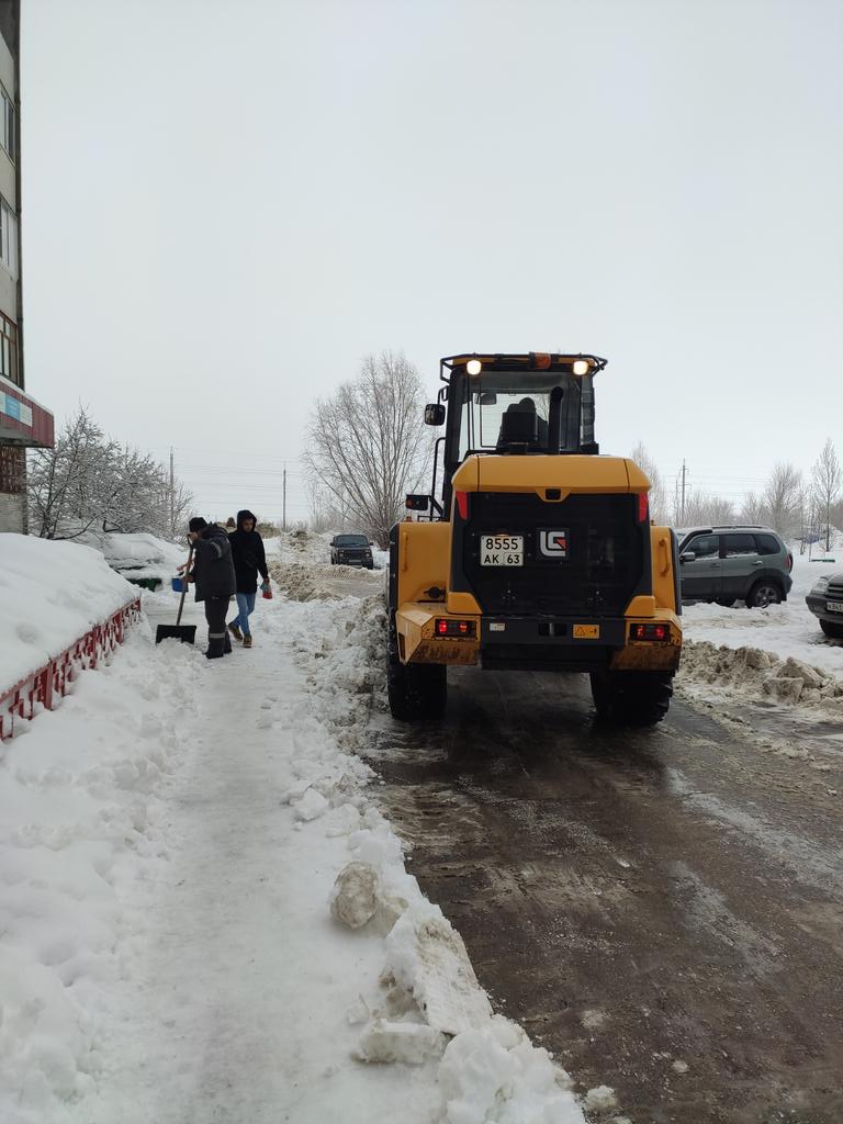 UM_26C_TLT's tweet photo. Работы по уборке снега продолжаются по ул.Калмыцкая   территория МКД 34, 36, 42. https://t.co/c8WhuRAR3F