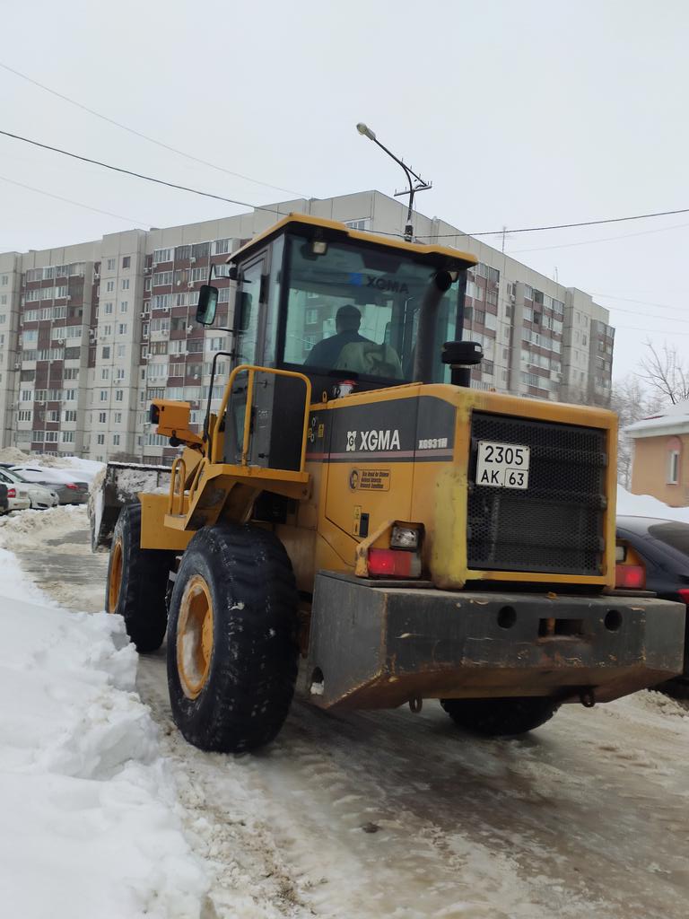 Работы по уборке снега продолжаются по ул.Калмыцкая   территория МКД 34, 36, 42.