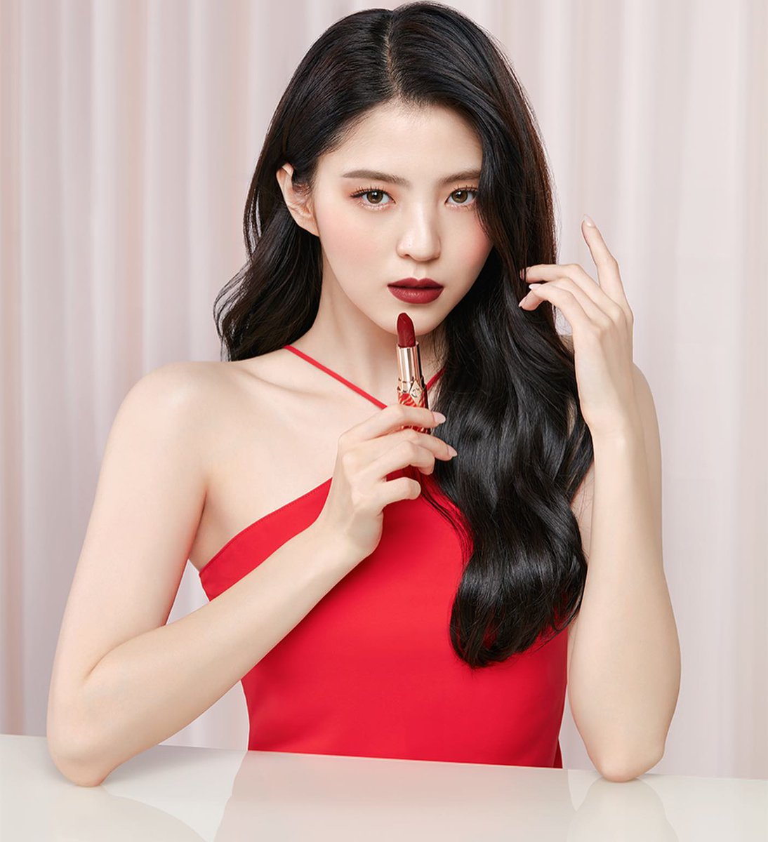 HNSOHEE's tweet photo. A vibrant red lipstick exudes self-esteem and sophistication. Just heels and red lipstick, then both will put the fear into the passersby. https://t.co/u89WUnJ7PS