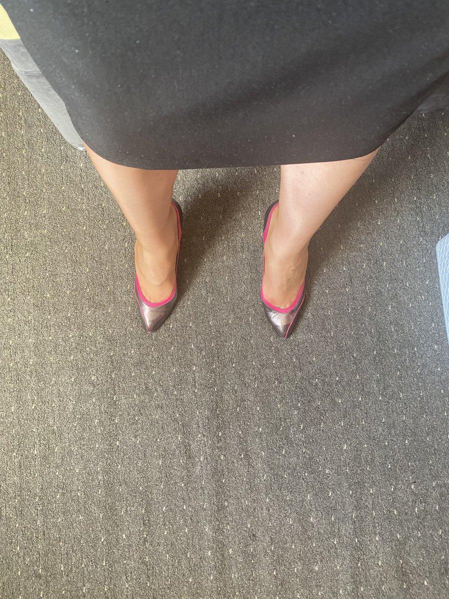 Sarah85Jane's tweet photo. Trying my vintage 80s high heels by Gina with my nude shiny tights https://t.co/xhasuapEYg