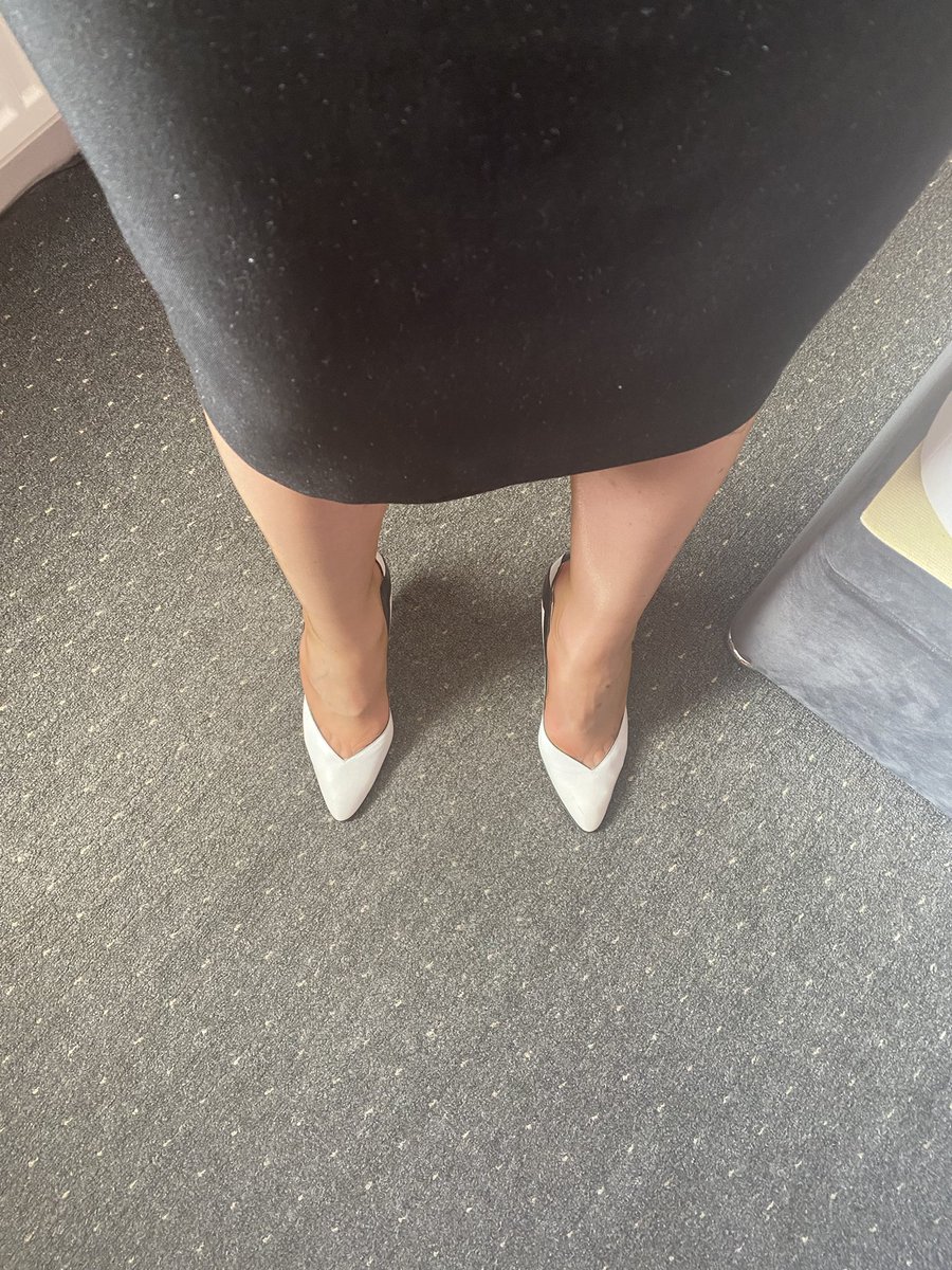 Sarah85Jane's tweet photo. Trying my vintage 80s high heels by Gina with my nude shiny tights https://t.co/xhasuapEYg
