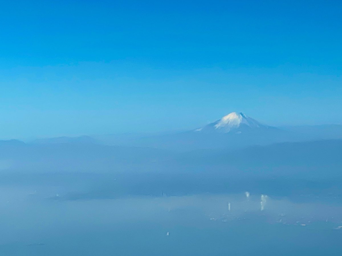 Oltiin kuukausi sitten nousussa Tokiosta, kun pilvien seasta putkahti Fuji (富士山) näkyviin. Ja mu