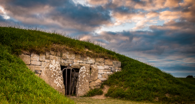 irishspiritmag's tweet photo. Once, the Hill of Tara was the seat of Ireland’s high kings. It has hosted legendary figures throughout the years: Brian Boru, St Patrick, and Daniel O’Connell.
Read more in our latest post:
https://t.co/xb59xiszft
#hilloftara #ancientireland #mythology #highkingsofIreland https://t.co/xTtDMwlAng
