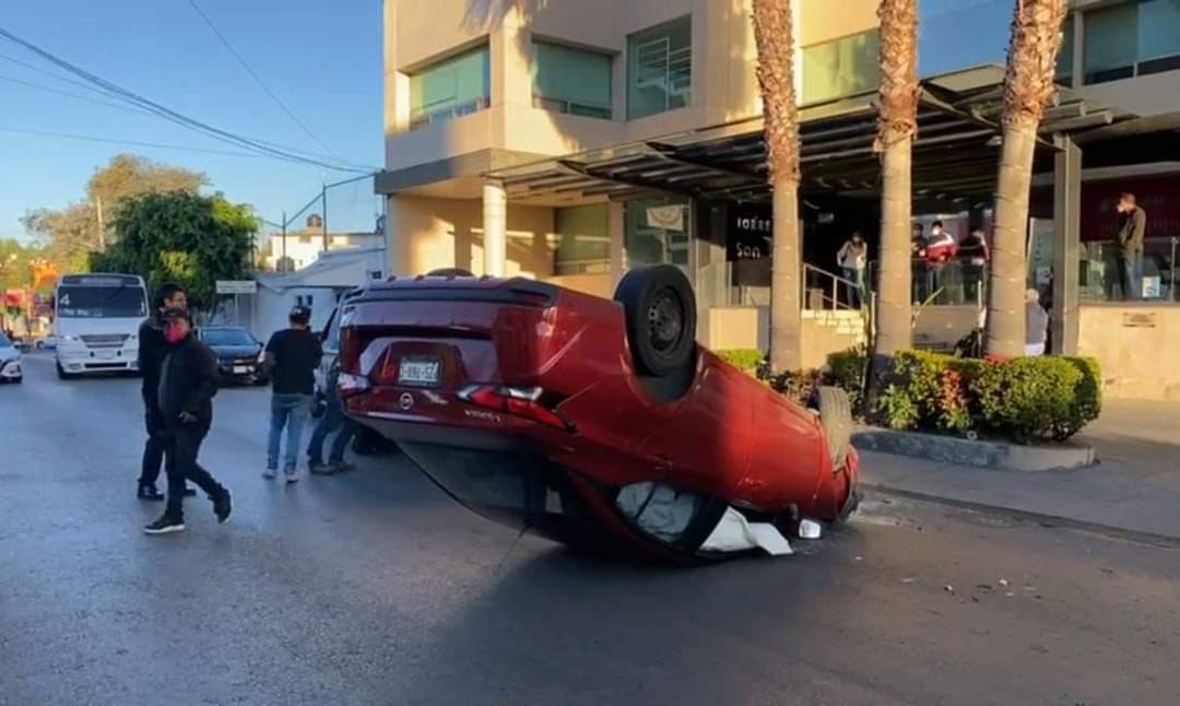 InfoAgenda_Mor's tweet image. #04Feb | Está mañana, se registró la volcadura de un vehículo, en Av. San Diego de la colonia Vista Hermosa en #Cuernavaca. 

El saldo fue de una persona lesionada. 

Las causas de la volcadura habrían sido el exceso de velocidad.
@CRM_Morelos @CES_Morelos