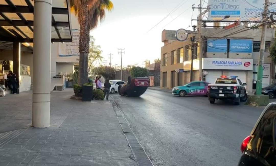 InfoAgenda_Mor's tweet image. #04Feb | Está mañana, se registró la volcadura de un vehículo, en Av. San Diego de la colonia Vista Hermosa en #Cuernavaca. 

El saldo fue de una persona lesionada. 

Las causas de la volcadura habrían sido el exceso de velocidad.
@CRM_Morelos @CES_Morelos