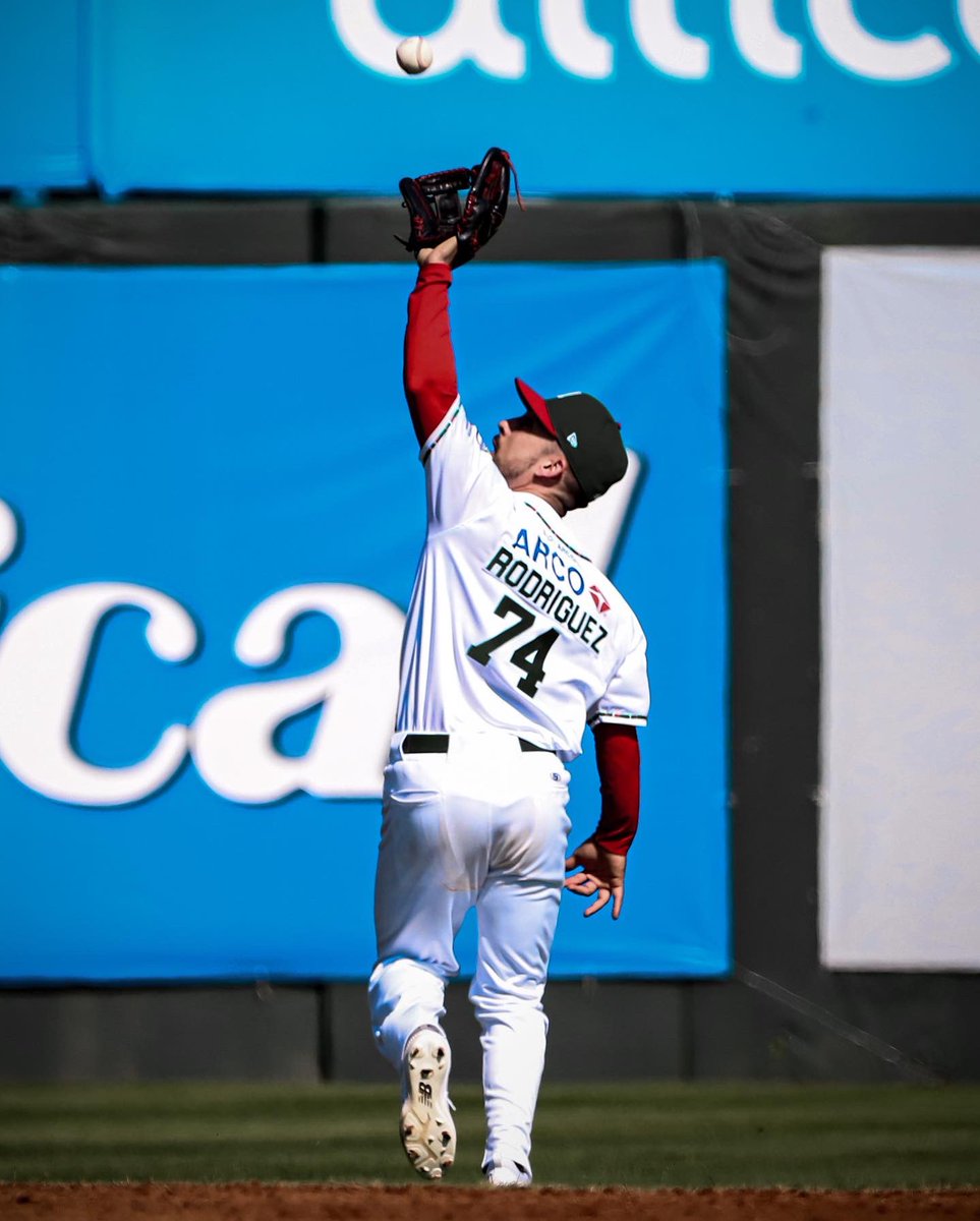 JoanNunez05's tweet photo. Primero GRACIAS a Dios por la oportunidad de cubrir como fotógrafo mi primera Serie del Caribe y en mi país. 🇩🇴

Gracias a @lidomrd @shantydisla @satosky24 y a todas las personas que confían en mi trabajo para llevar Imágenes únicas y emocionantes para la historia del béisbol. https://t.co/fxYdhVztMB