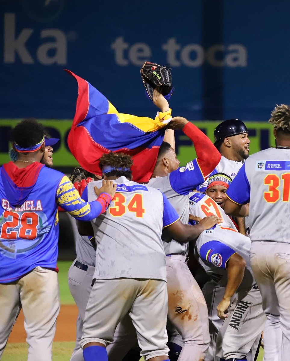 JoanNunez05's tweet photo. Primero GRACIAS a Dios por la oportunidad de cubrir como fotógrafo mi primera Serie del Caribe y en mi país. 🇩🇴

Gracias a @lidomrd @shantydisla @satosky24 y a todas las personas que confían en mi trabajo para llevar Imágenes únicas y emocionantes para la historia del béisbol. https://t.co/fxYdhVztMB