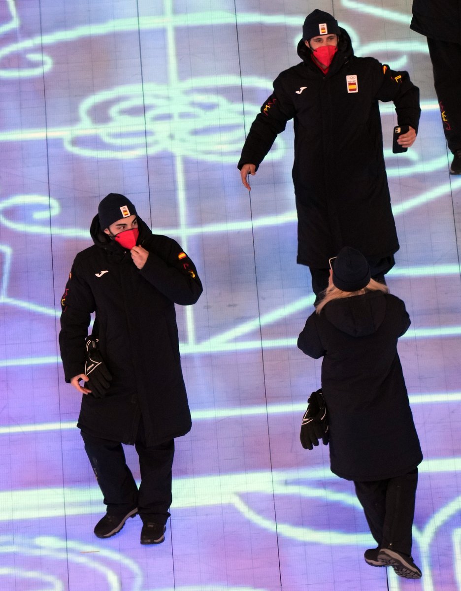 Aquí tenéis imágenes del desfile del equipo español en la ceremonia inaugural de los Juegos Olímpicos de Invierno de Pekín 2022. Hemos visto a Olivia Smart &amp; Adrián Díaz. Una pena que Laura Barquero &amp; Marco Zandron no pudieran estar.
📸COE
#Beijing2022