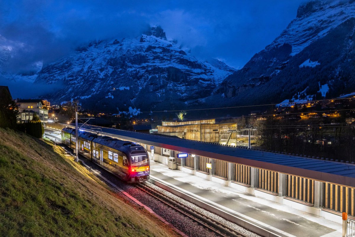 Travel_CH_'s tweet photo. From valley to glacier: here's a postcard from Grindelwald's new rail terminal. 🙌 Arrivals can now seamlessly transfer from the train to the #EigerExpress cable car!
(Photograph by @Jungfraubahn_CH) #swisstravelsystem #grindelwald #jungfrauregion https://t.co/lWGtVYuBXJ