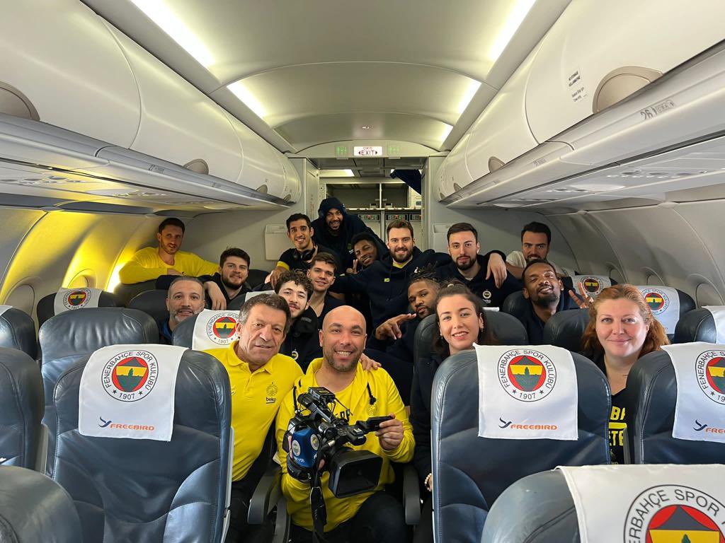 Fenerbahçe Beko Milano Galibiyeti Sonrası Dönüş Yolculuğunda Sevinç Fotografı Veriyor
